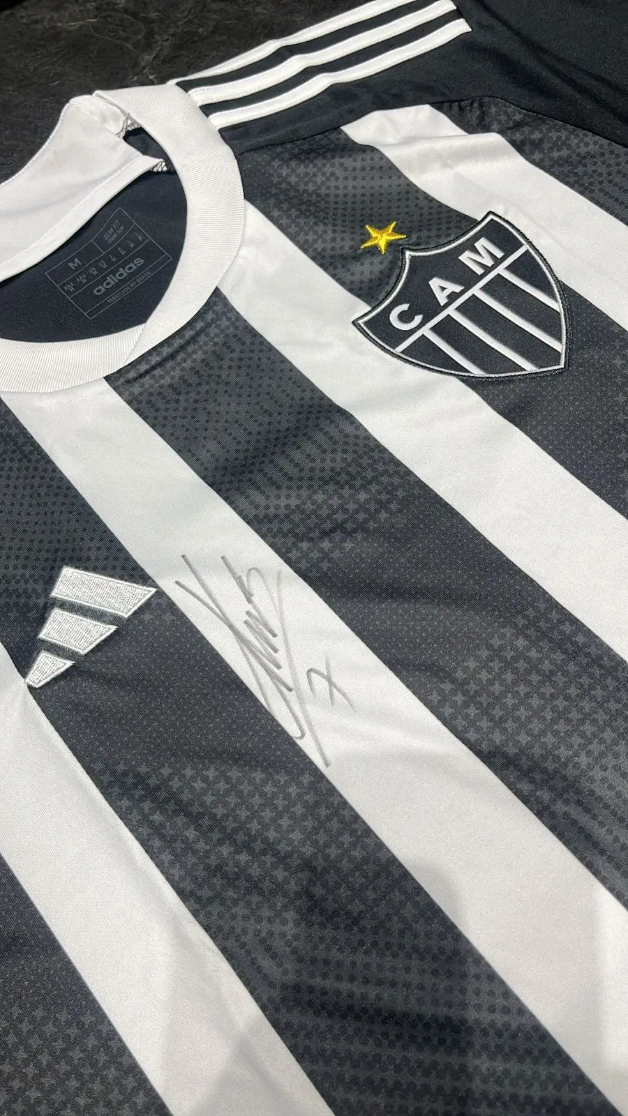 Rifa para ajudar a APOV na cidade de Viçosa MG. Camisa do Atletico Mineiro Autografada pelo jogador HULK