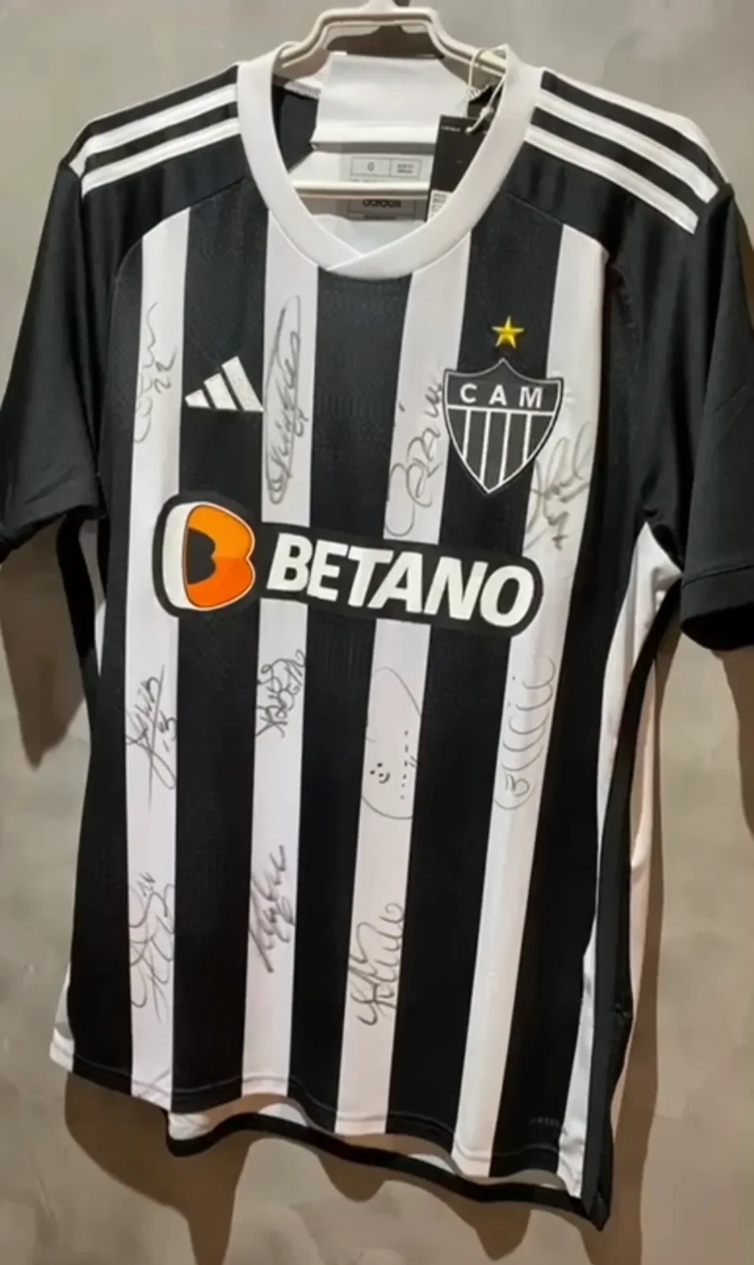 Manto Alvinegro autografado pelos craques do Galo