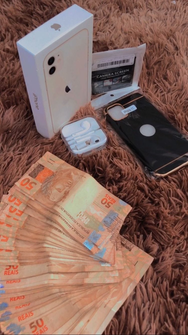 iPhone 11 Apple 64GB , Tela de 6,1”, Câmera Dupla de 12MP, iOS.... mais 1 MIL reais no pix