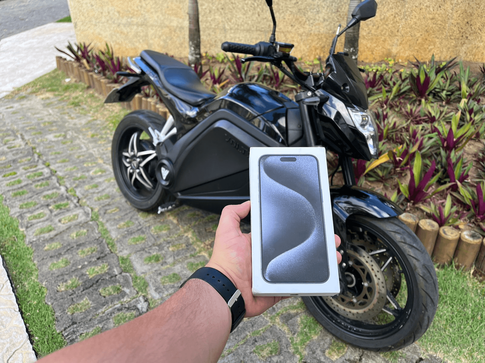 🏍️⚡ Voltz + iPhone 15 Pro Max! 📱🚀