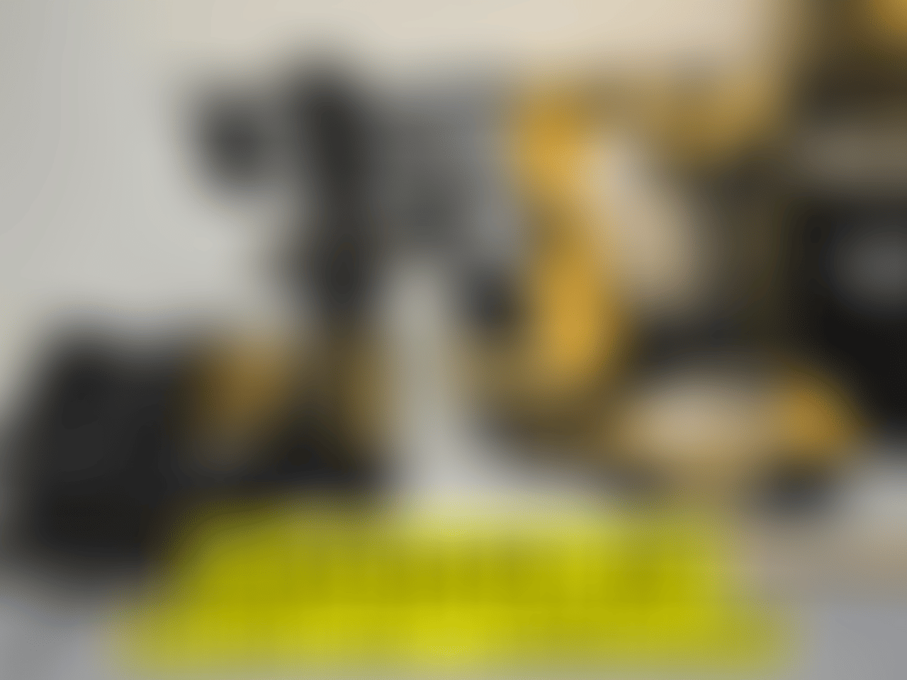 MARTELETE DEWALT 20V + BATERIA 04ah OU R$2.000 NA CONTA