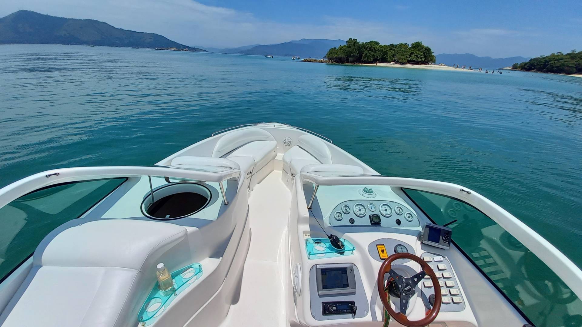 Passeio de Lancha para Você e + 7 convidados em Angra dos Reis - Rio de Janeiro