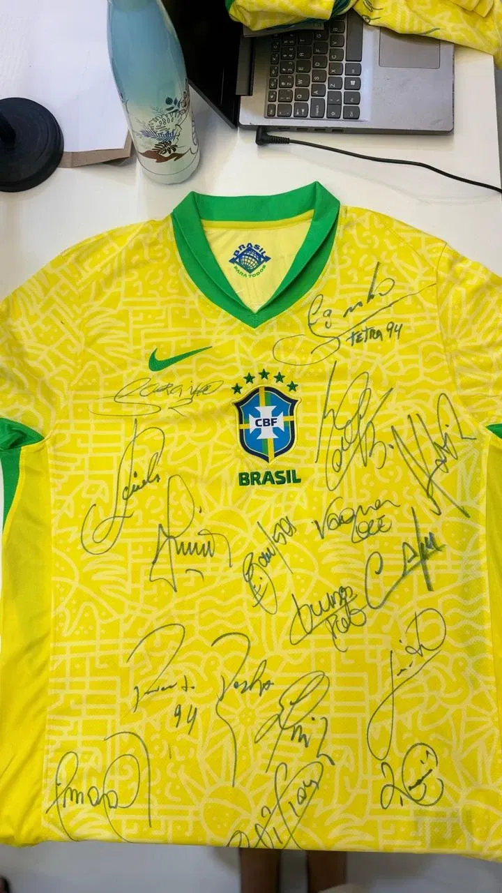 CAMISA DA SELECAO BRASILEIRA AUTOGRAFADA POR TETRAS E PENTACAMPEÕES