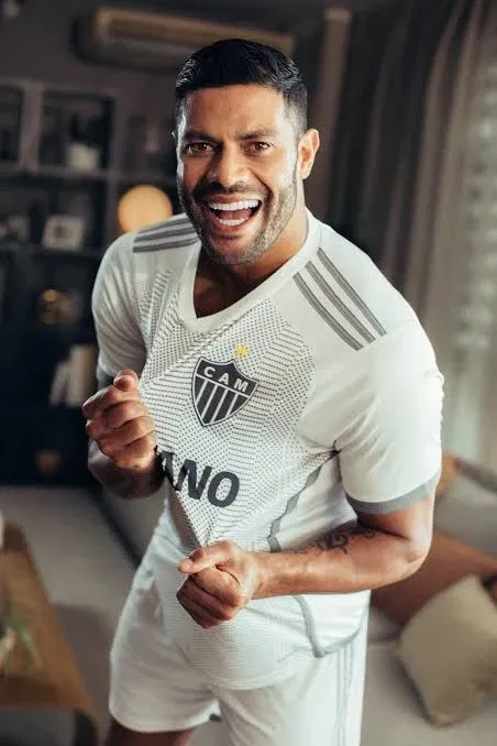 Camisa autografada do Hulk para Construção da Sede Mães e Filhos