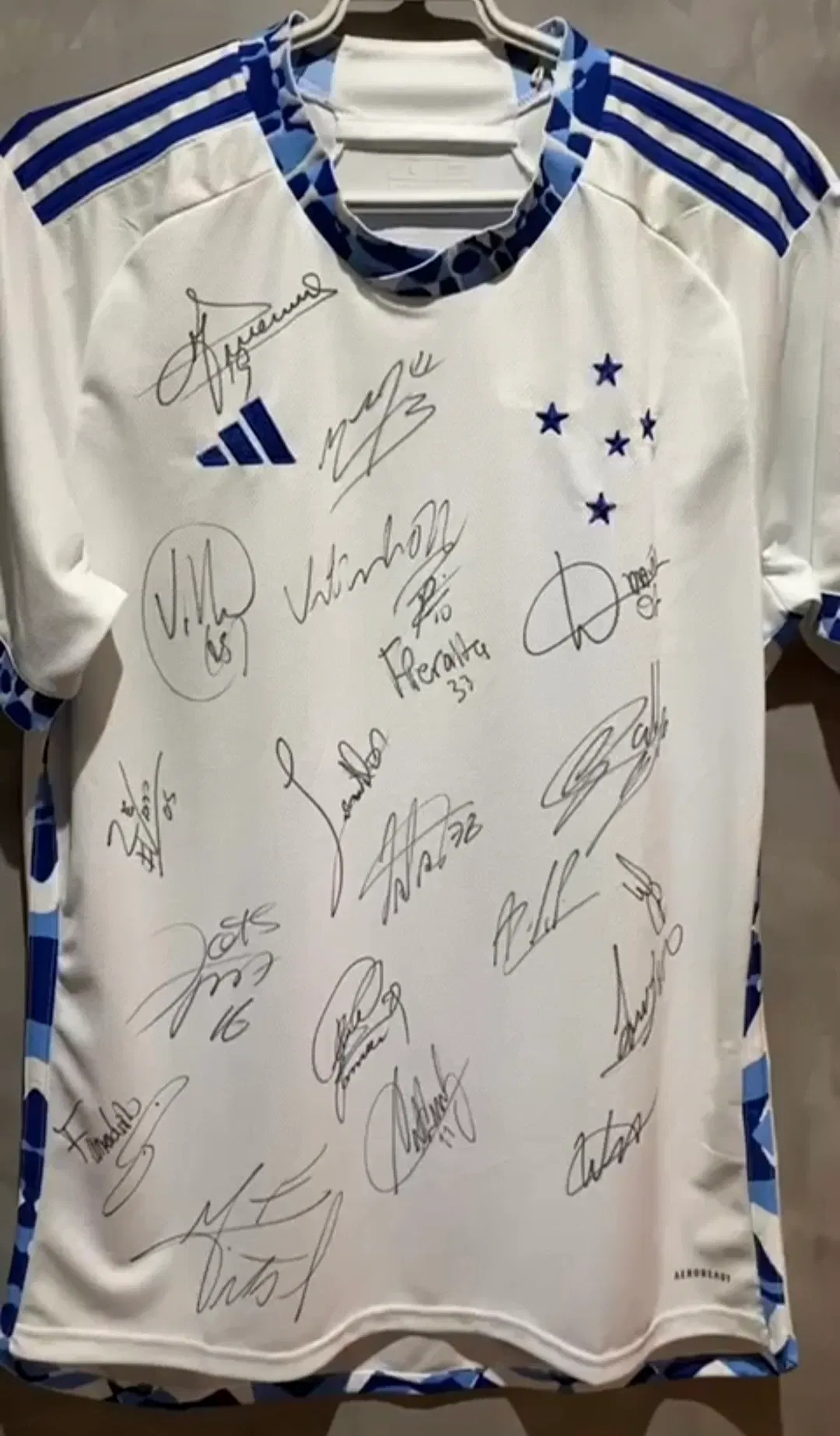 Manto Celeste autografado pelos craques do Cruzeiro