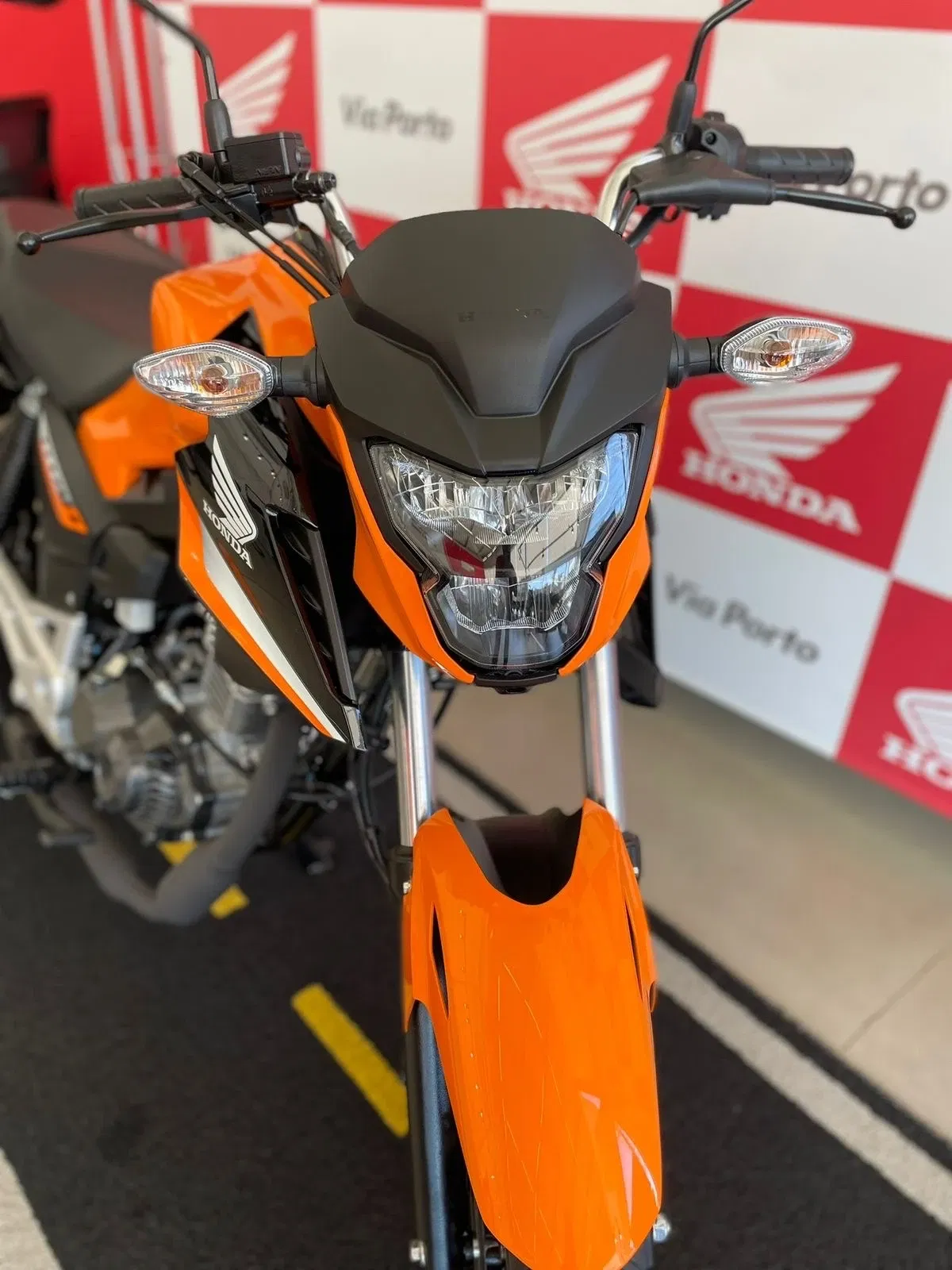 Titan 160 2025 ação com 100Mil números